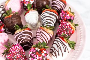 Erdbeeren in Schokolade selber machen: Das schnelle Rezept mit Tipps für perfekte Schoko-Erdbeeren