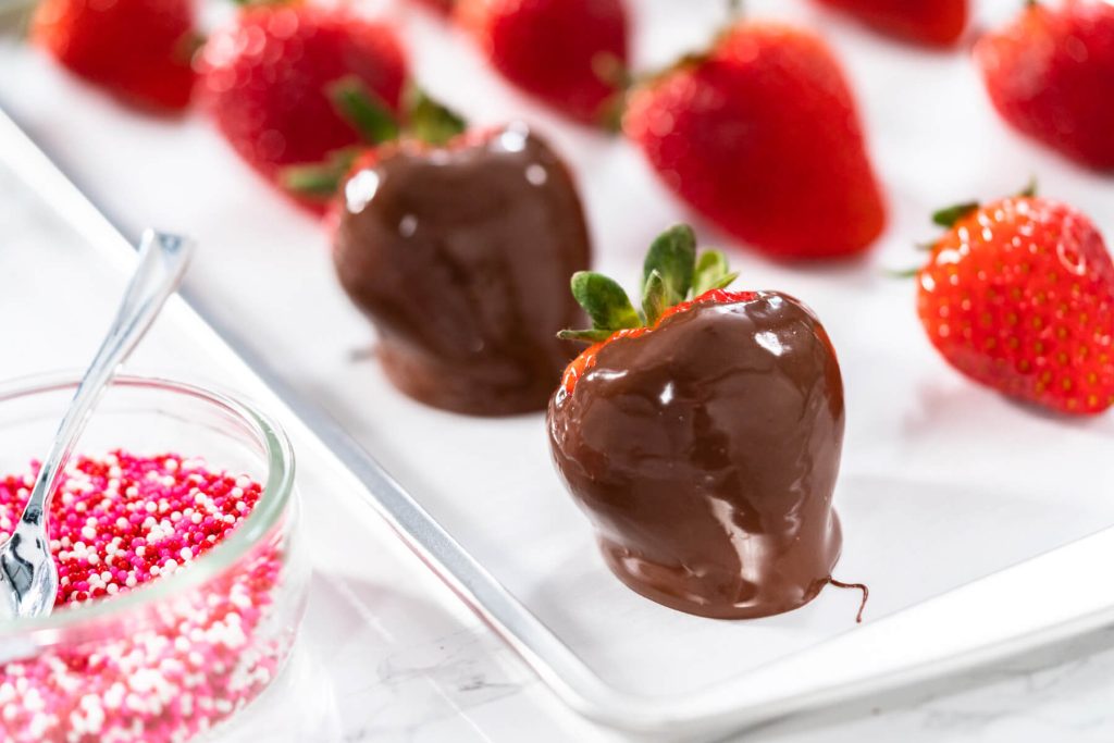 Erdbeeren in Schokolade selber machen: Das schnelle Rezept mit Tipps für perfekte Schoko-Erdbeeren