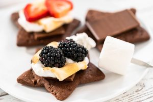 Fruit S’mores mit saisonalen Beeren, Marshmallows und Schokolade