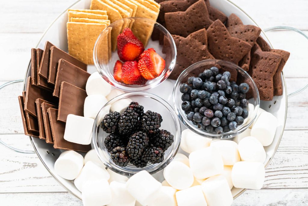 Fruit S’mores mit saisonalen Beeren, Marshmallows und Schokolade