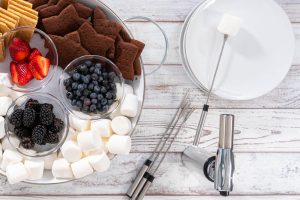 Fruit S’mores mit saisonalen Beeren, Marshmallows und Schokolade