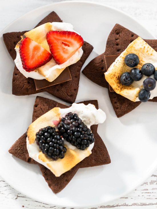 Fruit S’mores mit saisonalen Beeren, Marshmallows und Schokolade