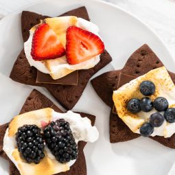 Fruit S’mores mit saisonalen Beeren, Marshmallows und Schokolade
