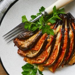 Gebackene Auberginen-Fächer mit Tomaten und Käse