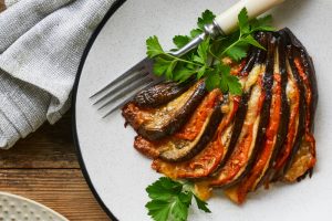 Gebackene Auberginen-Fächer mit Tomaten und Käse