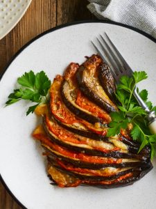 Gebackene Auberginen-Fächer mit Tomaten und Käse