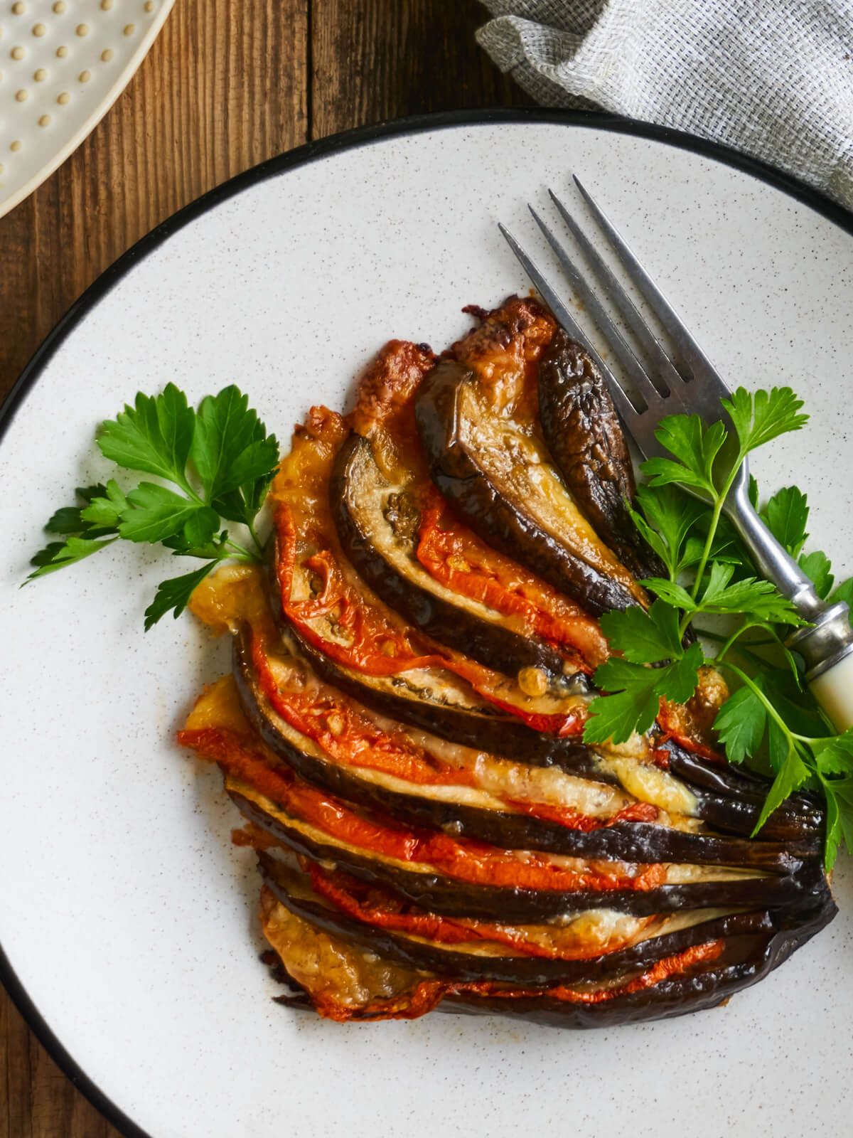 Gebackene Auberginen-Fächer mit Tomaten und Käse