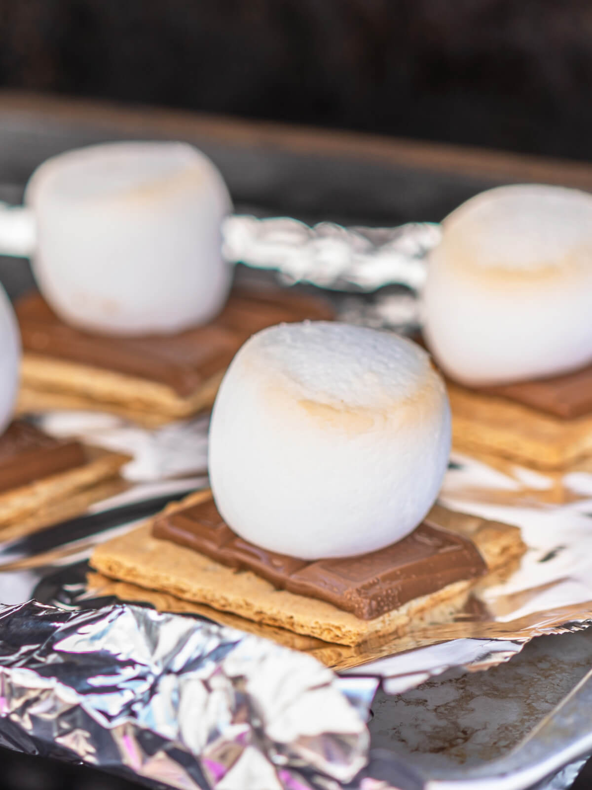 Gegrillte S’mores mit frischen Beeren und Schokolade