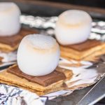 Gegrillte S’mores mit frischen Beeren und Schokolade