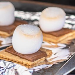Gegrillte S’mores mit frischen Beeren und Schokolade