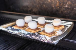 Gegrillte S’mores mit frischen Beeren und Schokolade