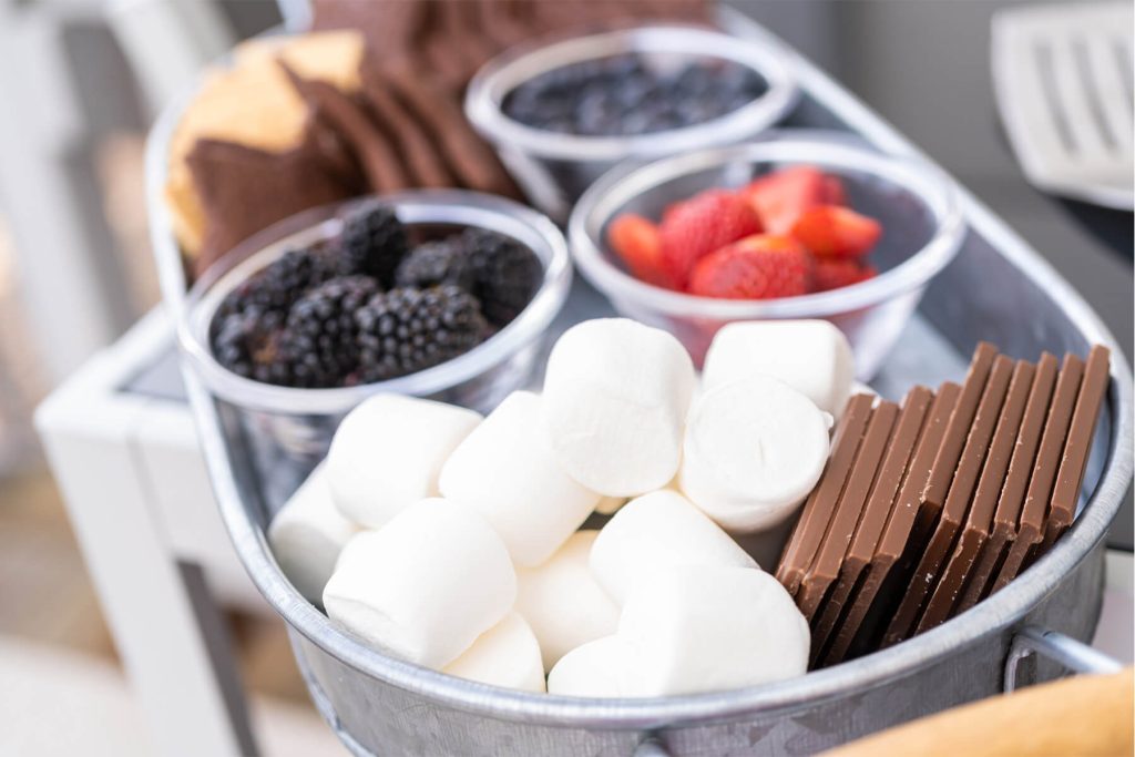 Gegrillte S’mores mit frischen Beeren und Schokolade