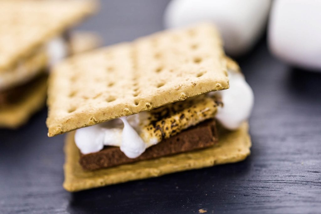 Gegrillte S’mores mit frischen Beeren und Schokolade
