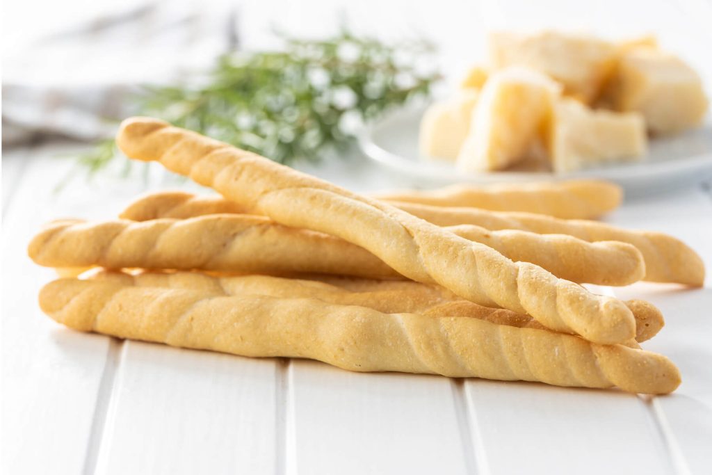 Knusprige Grissini mit Parmesankäse