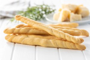 Knusprige Grissini mit Parmesankäse