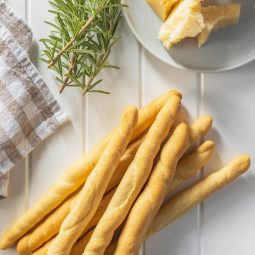 Knusprige Grissini mit Parmesankäse