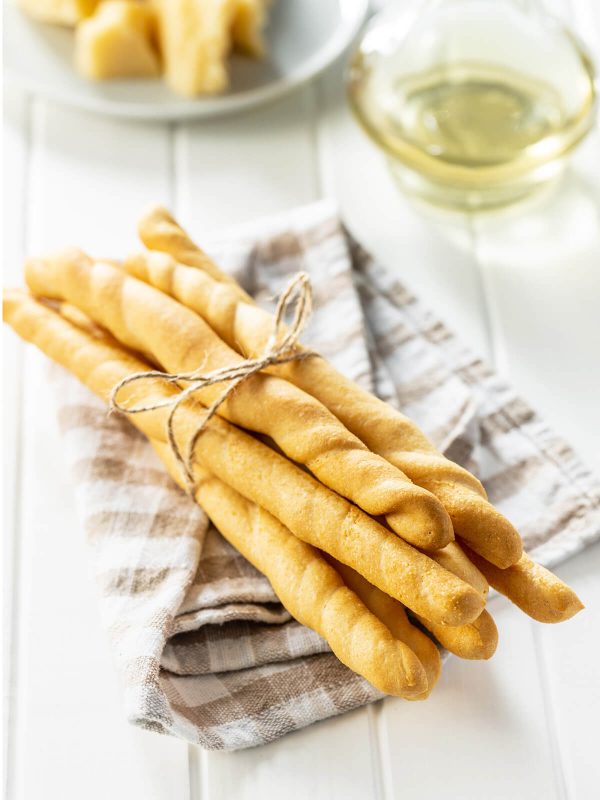 Knusprige Grissini mit Parmesankäse