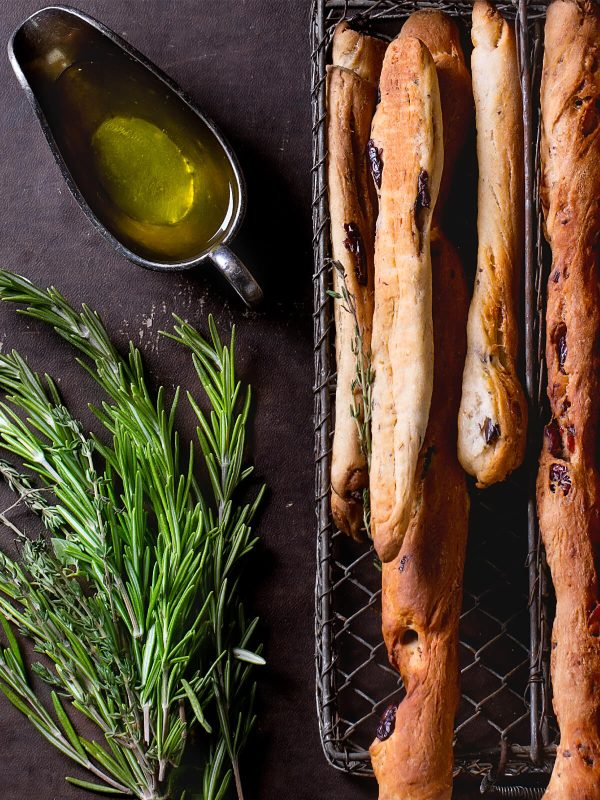 Grissini mit schwarzen Oliven