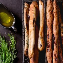 Grissini mit schwarzen Oliven