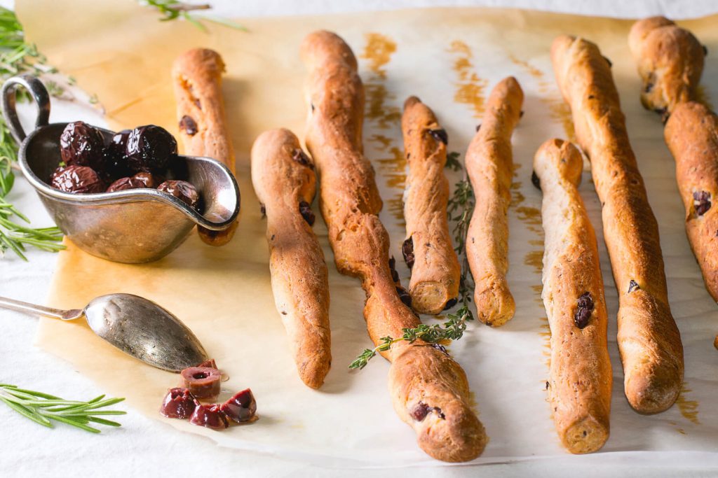 Grissini mit schwarzen Oliven