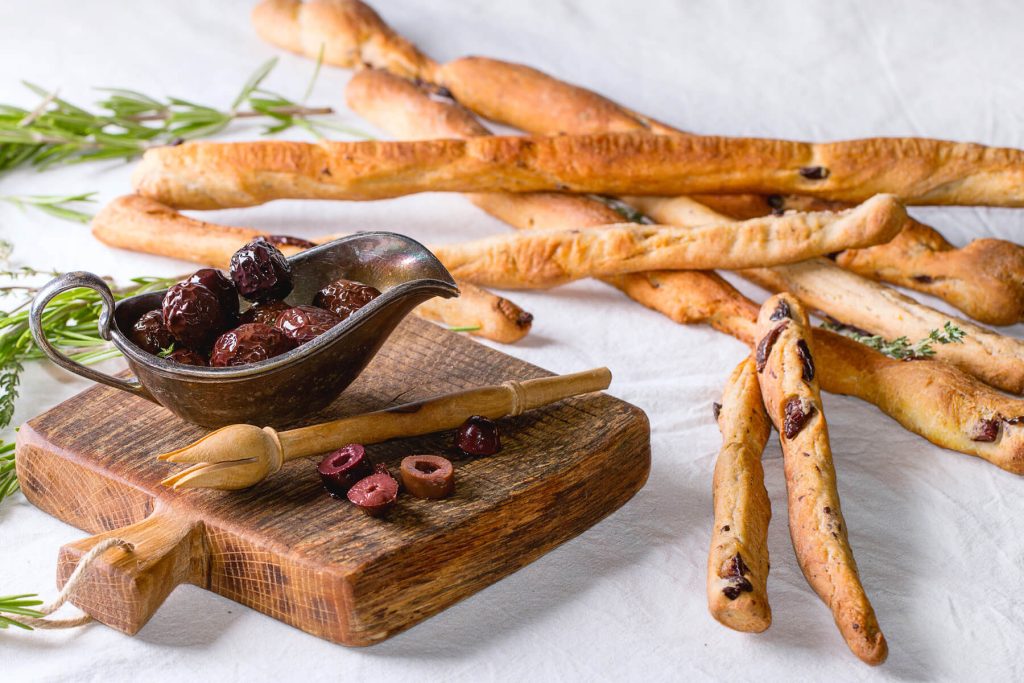 Grissini mit schwarzen Oliven