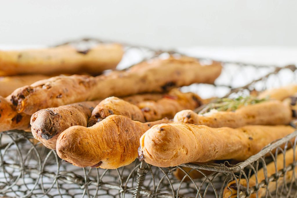 Grissini mit schwarzen Oliven