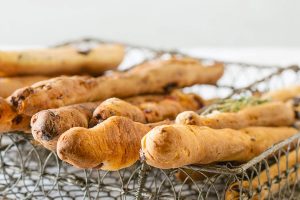 Grissini mit schwarzen Oliven