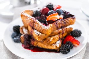 Hausgemachtes Beerenkompott und French Toast