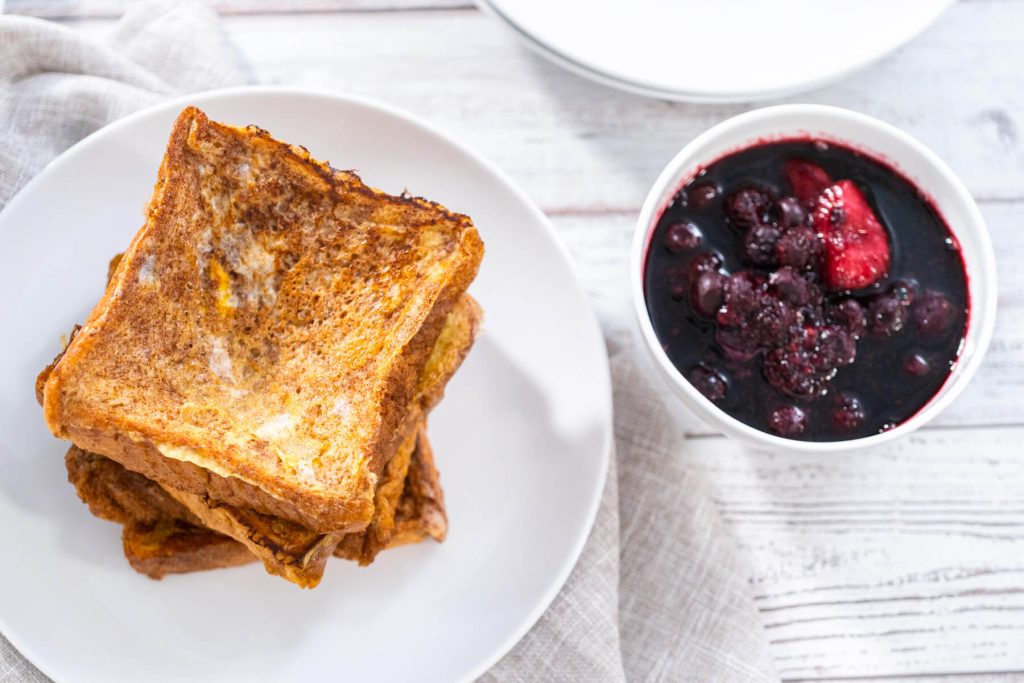 Hausgemachtes Beerenkompott und French Toast