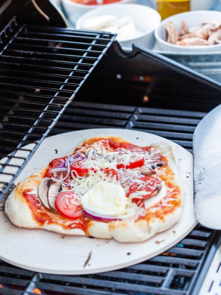 Knusprige Grillpizza mit deinem Lieblingsbelag