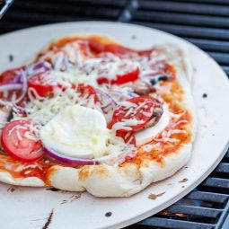 Knusprige Grillpizza mit deinem Lieblingsbelag