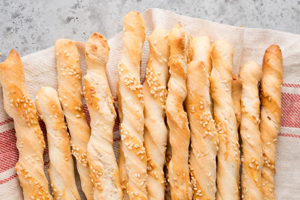 Knusprige Grissini - italienische Brotstangen mit Sesam