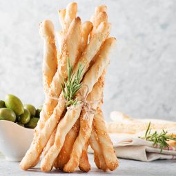 Knusprige Grissini - italienische Brotstangen mit Sesam