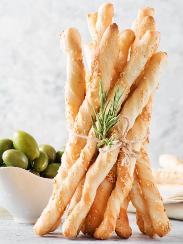 Knusprige Grissini - italienische Brotstangen mit Sesam