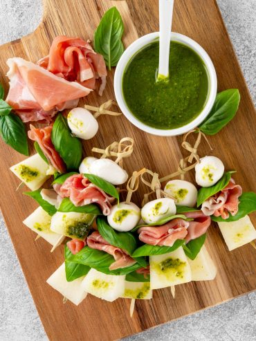 Melonen-Mozzarella-Spieße mit Prosciutto und Basilikum