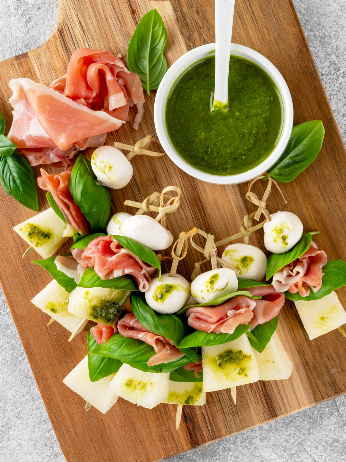 Melonen-Mozzarella-Spieße mit Prosciutto und Basilikum