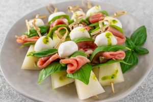 Melonen-Mozzarella-Spieße mit Prosciutto und Basilikum