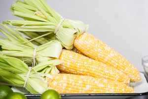 Mexikanische Elote: Gegrillter Mais mit cremiger Soße