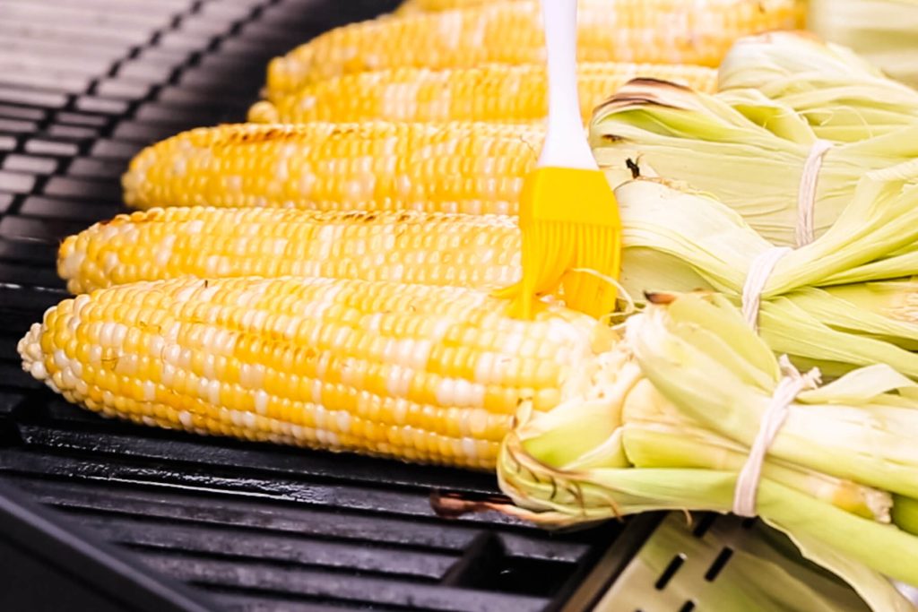 Mexikanische Elote: Gegrillter Mais mit cremiger Soße