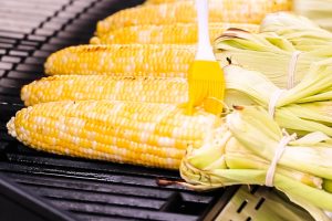Mexikanische Elote: Gegrillter Mais mit cremiger Soße