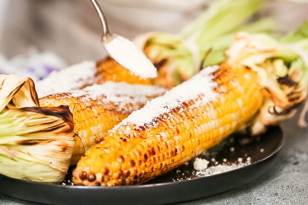 Mexikanische Elote: Gegrillter Mais mit cremiger Soße