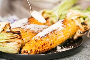 Mexikanische Elote: Gegrillter Mais mit cremiger Soße