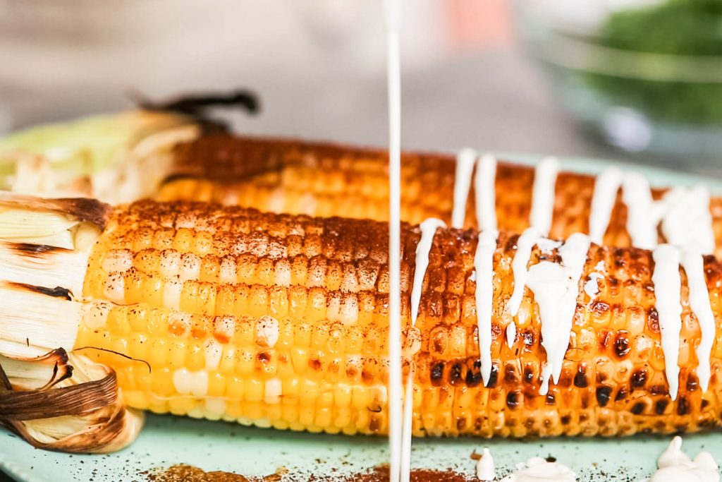 Mexikanische Elote: Gegrillter Mais mit cremiger Soße