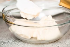 Mexikanische Elote: Gegrillter Mais mit cremiger Soße