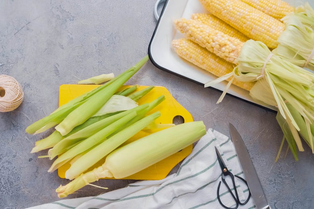 Mexikanische Elote: Gegrillter Mais mit cremiger Soße