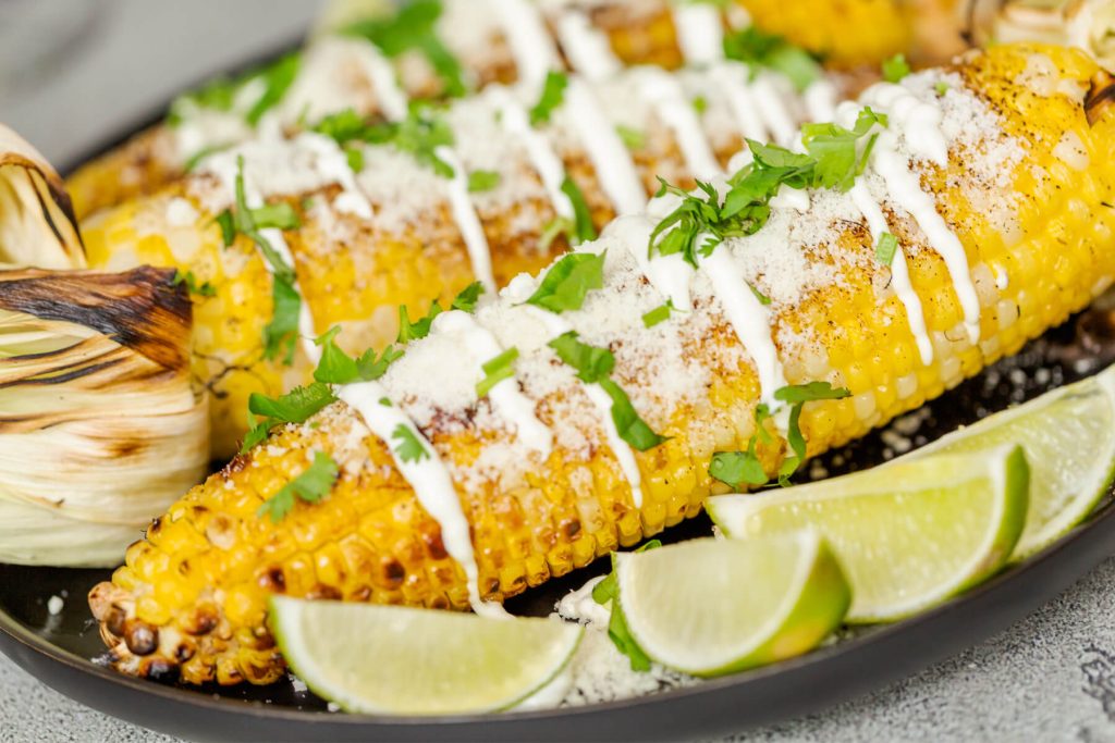 Mexikanische Elote: Gegrillter Mais mit cremiger Soße
