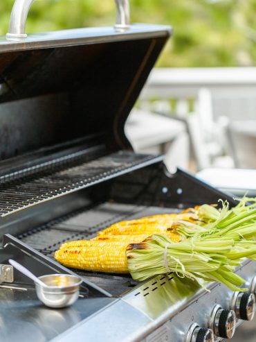 Mexikanische Elote: Gegrillter Mais mit cremiger Soße