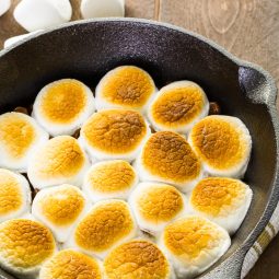Ofen-S’mores-Dip mit geschmolzener Schokolade und Marshmallows