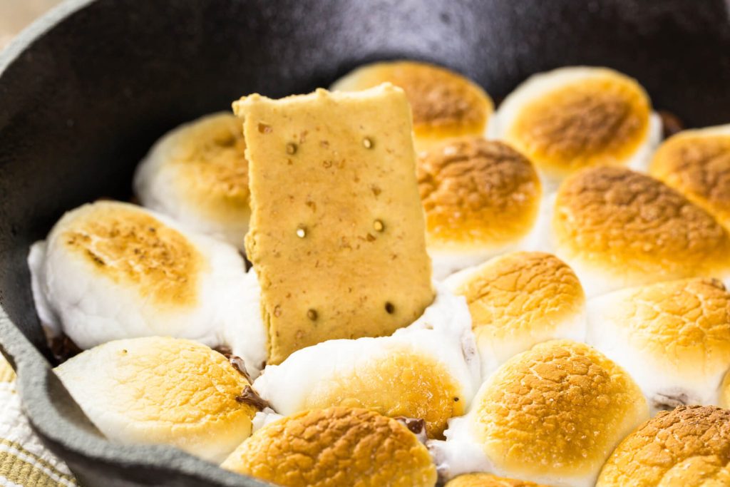 Ofen-S’mores-Dip mit geschmolzener Schokolade und Marshmallows