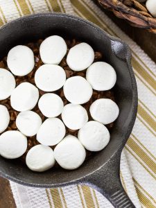 Ofen-S’mores-Dip mit geschmolzener Schokolade und Marshmallows
